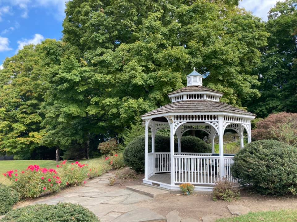 gazebo-walkway-red-flowers